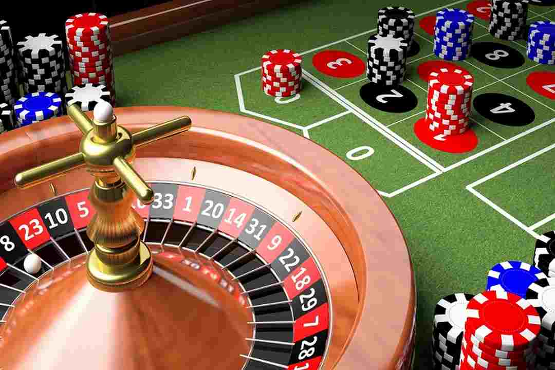 Các game thủ tham gia chơi trò chơi trên máy đánh bạc tại Holiday Palace Casino